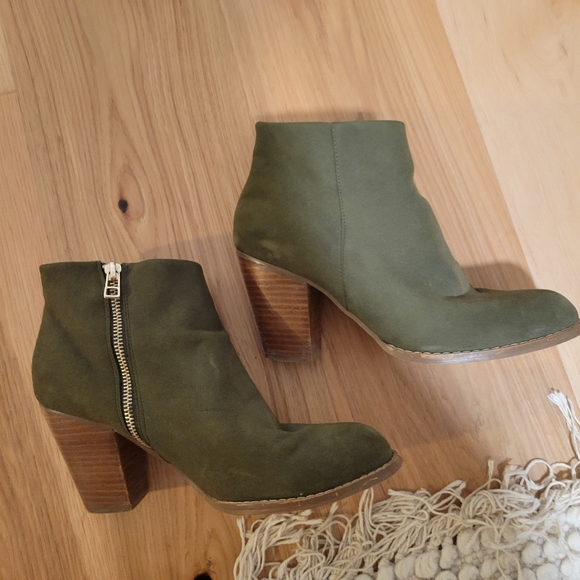 EUC Green suede heels - Picture 4 of 6